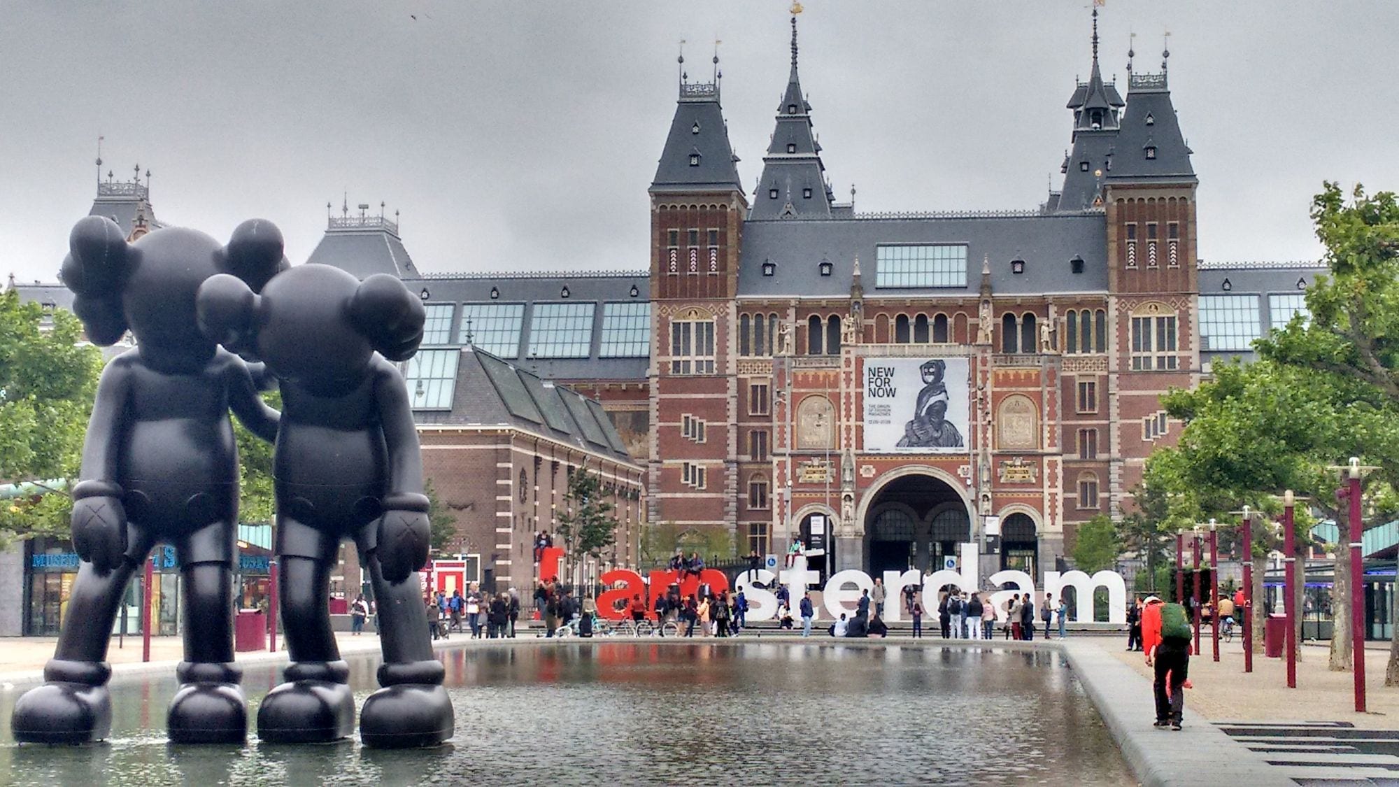 Grachtenpanden en boten in Amsterdam bij diffuus licht